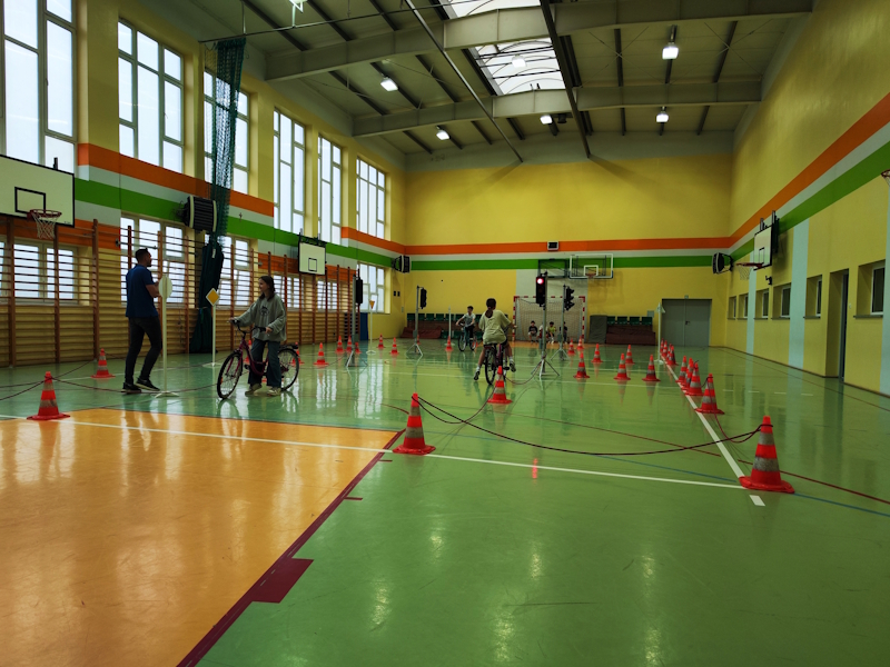 Pan instruktor podczas rozmowy z uczennicą