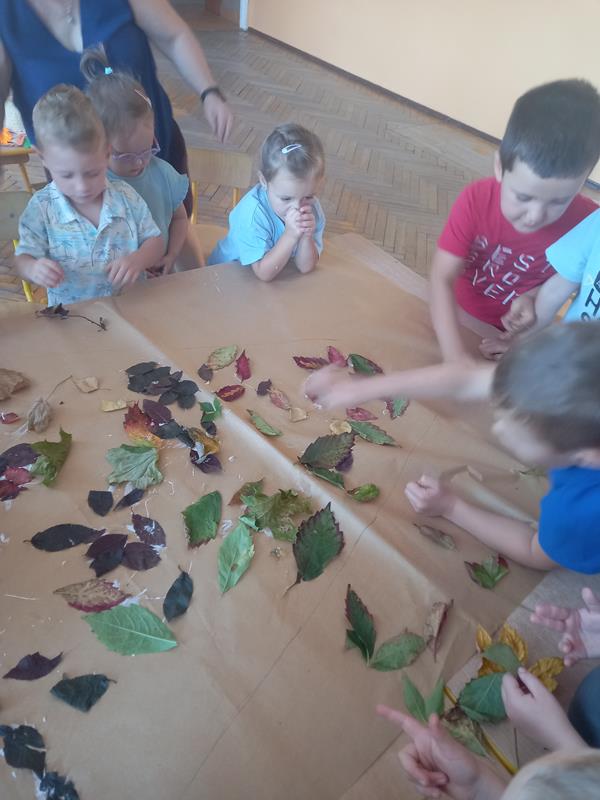dzieci bawią się z jesienią